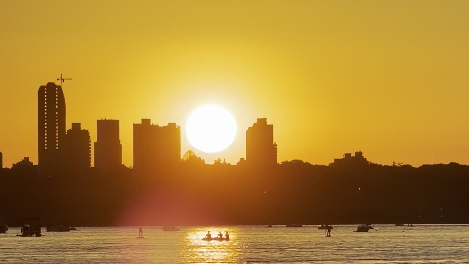 Atardecer sobre el skyline de Paraná visto desde el río