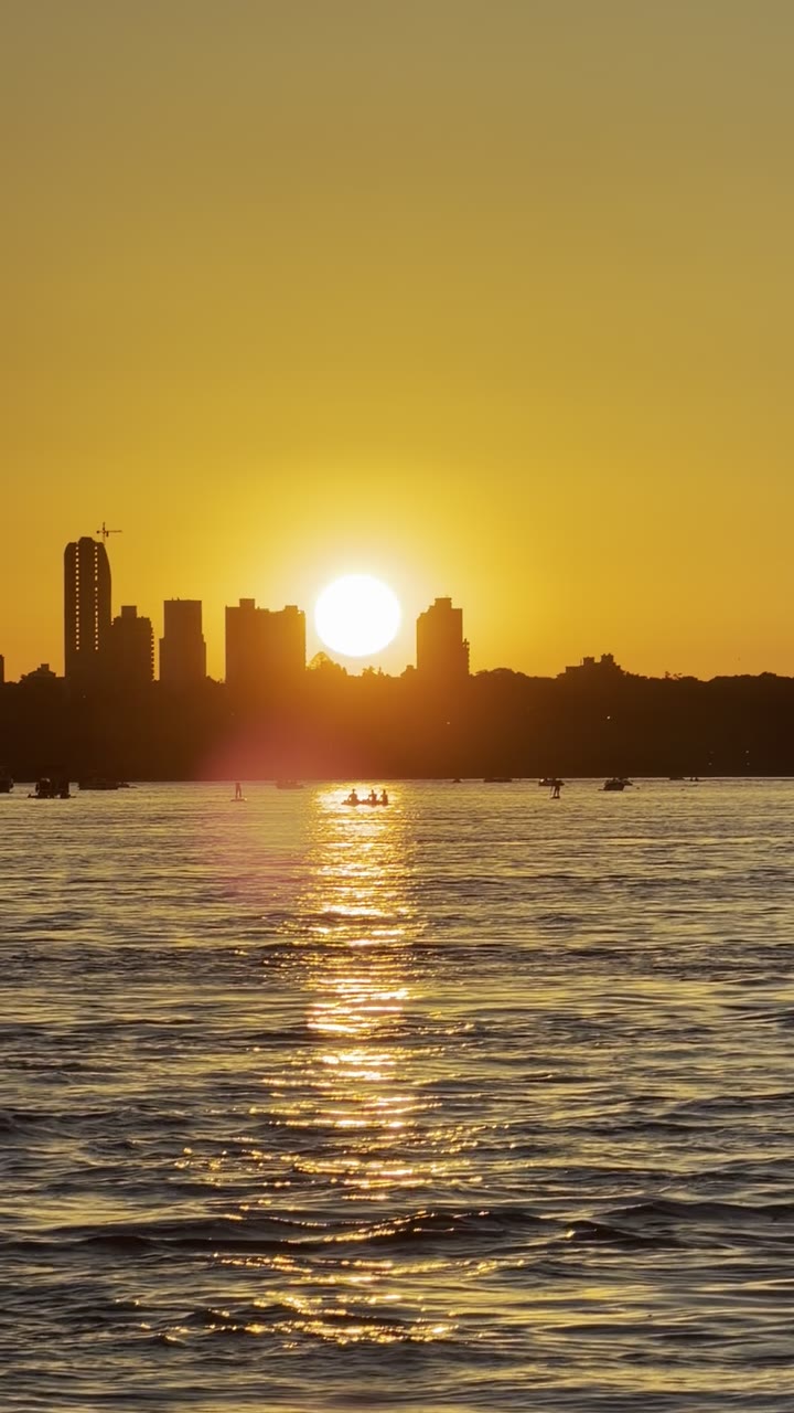 Atardecer sobre el río Paraná con el skyline de la ciudad a contraluz